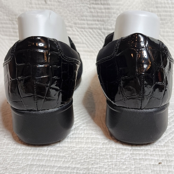 CLARKS SLIP ON SHOES - Picture 14 of 16